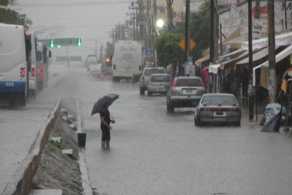 Con vientos sostenidos de 75 kilómetros por hora (km/h) y rachas de 95 km/h, Sara ocasionará lluvias intensas de entre 75 y 150 milímetros en Campeche, Chiapas y Quintana Roo, y precipitaciones muy fuertes en Tabasco y Yucatán. Archivo. EFE/Alonso Cupul