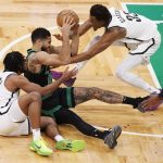 Jayson Tatum, de los Celtics, sostiene el balón ante la marca de Cam Thomas (i) y Nic Claxton, de los Nets, ante la mirada expectante de Al Horford (d) durante el partido que se jugó en Boston. EFE/EPA/CJ GUNTHER