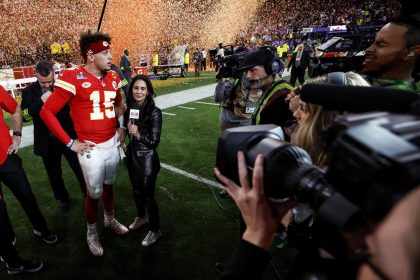 El mariscal de campo de los Kansas City Chiefs, Patrick Mahomes (I). EFE/EPA/JOHN G. MABANGLO