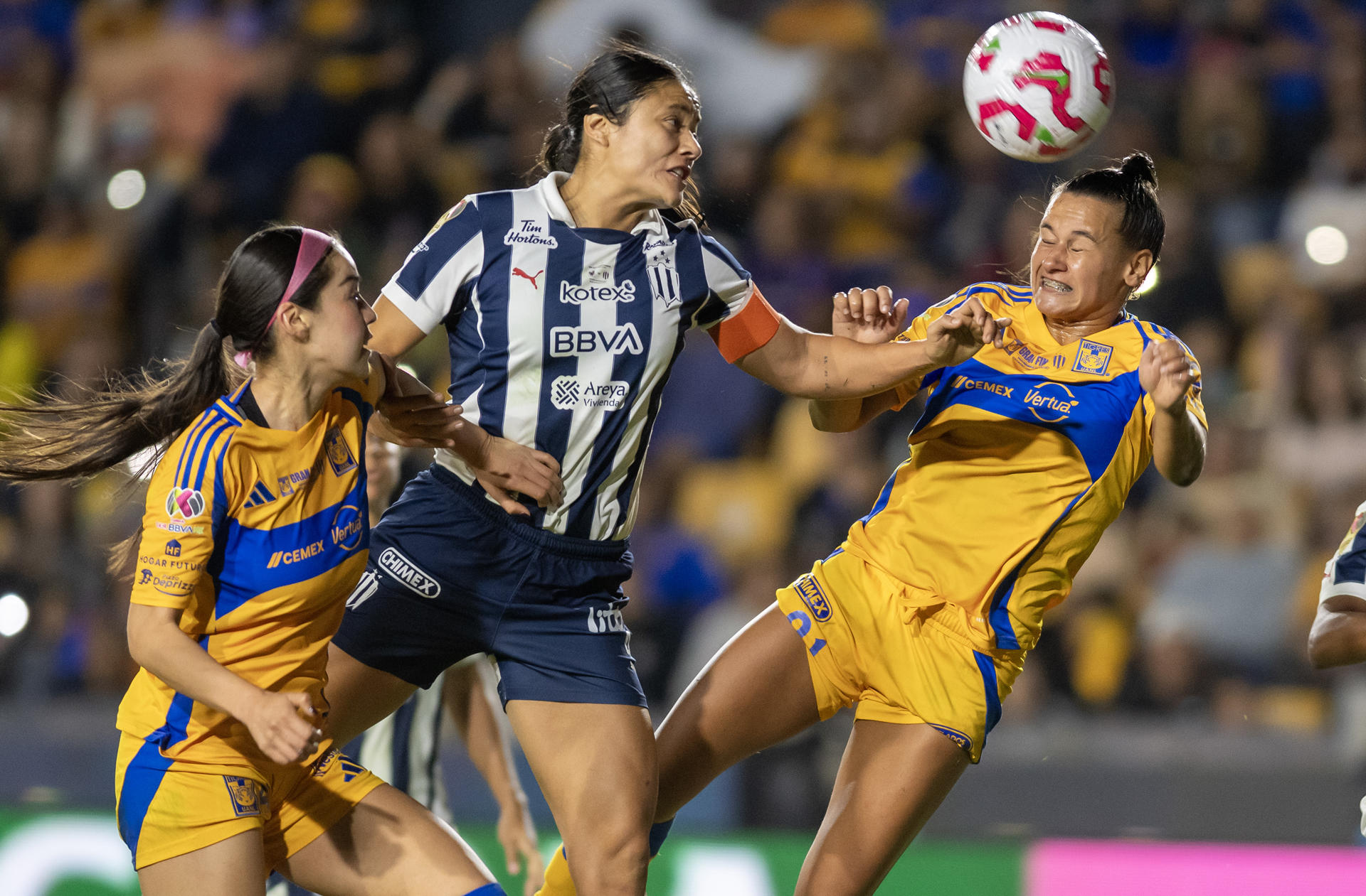 Inés Costa (d) de Tigres femenil disputa el balón con Rebeca Bernal de Monterrey este viernes en partido de ida de la final del torneo femenino Apertura en México. EFE/ Miguel Sierra.
