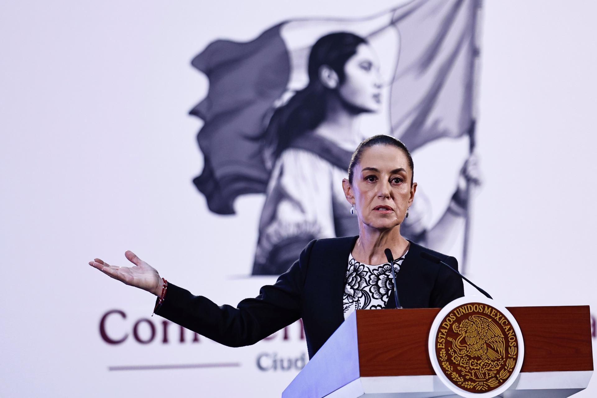 La presidenta de México Claudia Sheinbaum, habla este martes durante una rueda de prensa en Palacio Nacional de la Ciudad de México (México). EFE/Sáshenka Gutiérrez
