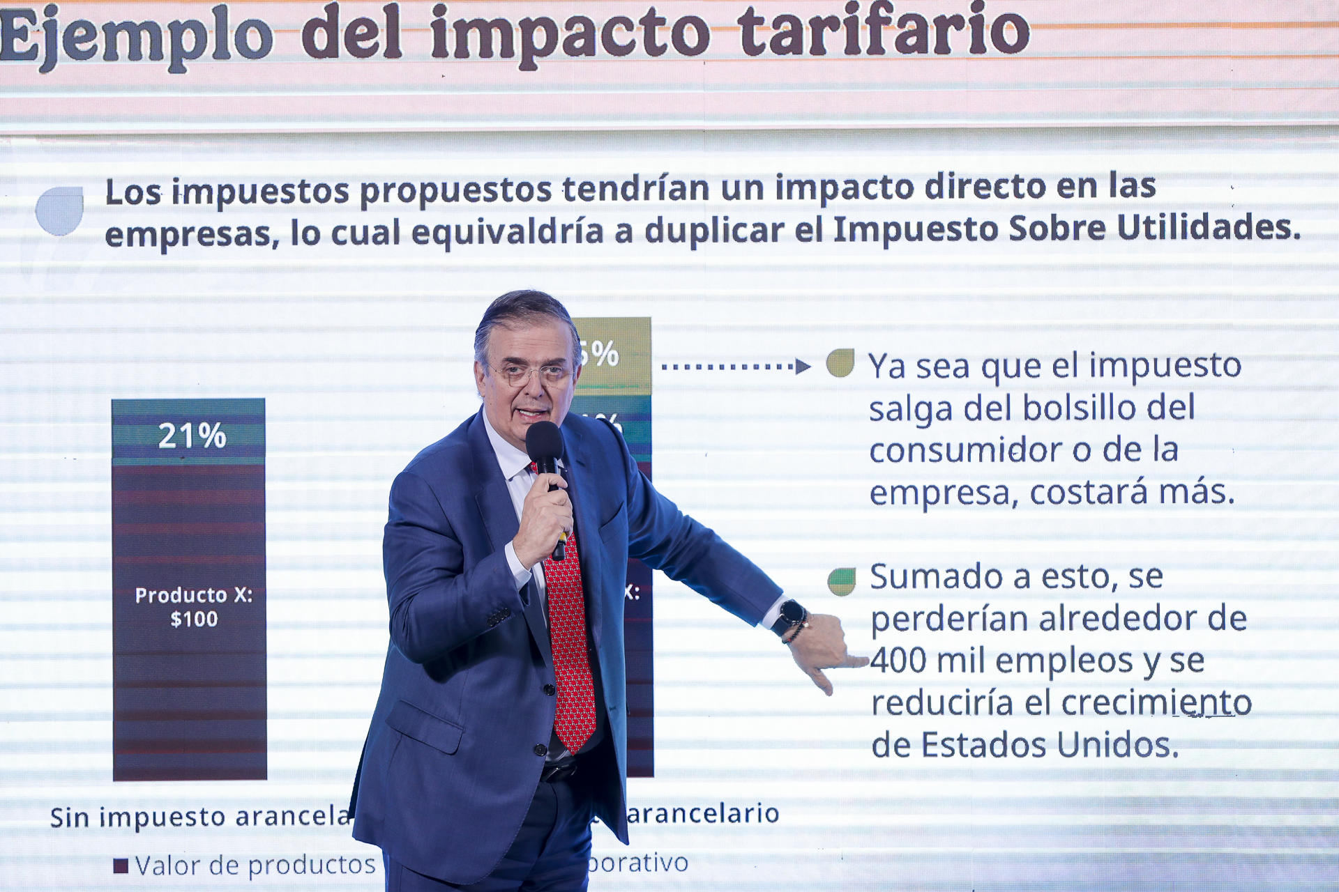 El secretario de Economía, Marcelo Ebrard, participa este martes durante una conferencia de prensa de la presidenta de México Claudia Sheinbaum en Palacio Nacional, de la Ciudad de México (México). EFE/ Isaac Esquivel
