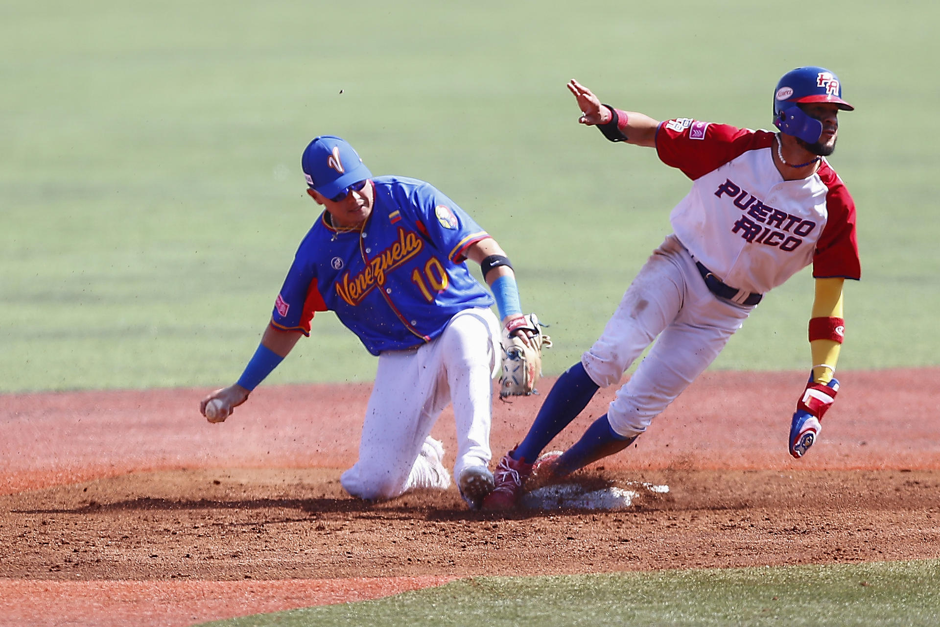 Ezequiel Pagan (d) de Puerto Rico se barre en segunda base ante Diego Castillo (i) de Venezuela este miércoles, en un juego del Premier 12 de la Confederación Mundial de Béisbol y Sóftbol (WBSC) entrePuerto Rico y Venezuela, en el Estadio Panamericano de Béisbol, en Guadalajara, Jalisco (México). EFE/Francisco Guasco
