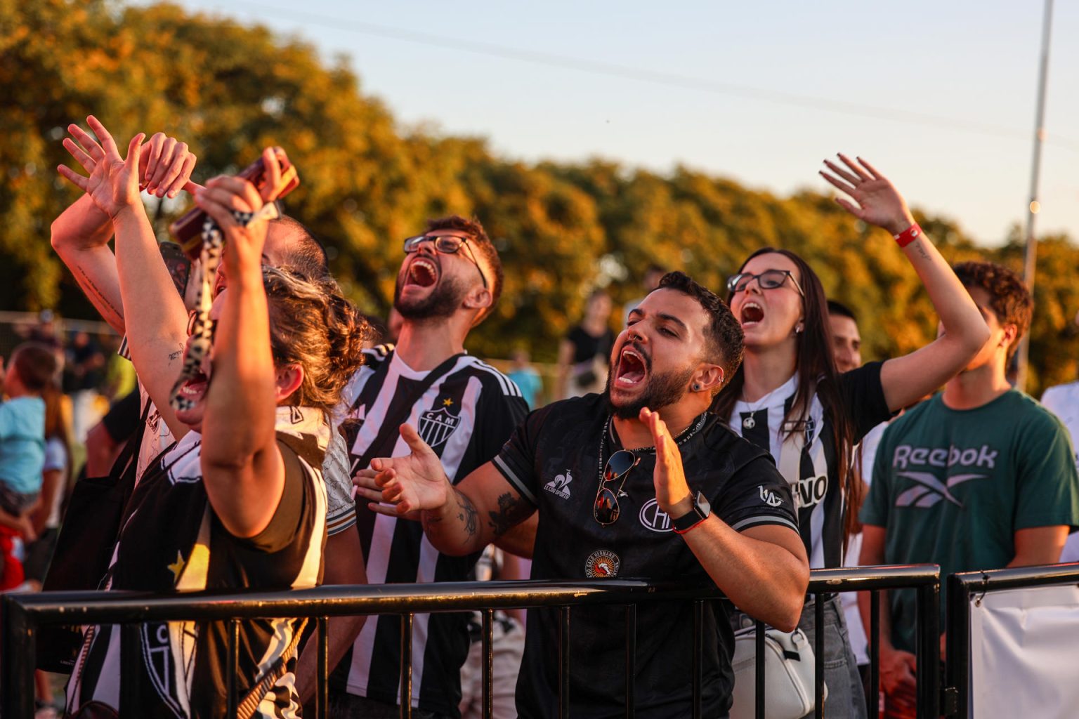 Hinchas de Botafogo alientan en la zona de fanáticos de la Conmebol Libertadores en la zona norte de la Ciudad de Buenos Aires (Argentina). EFE/Juan Ignacio Roncoroni