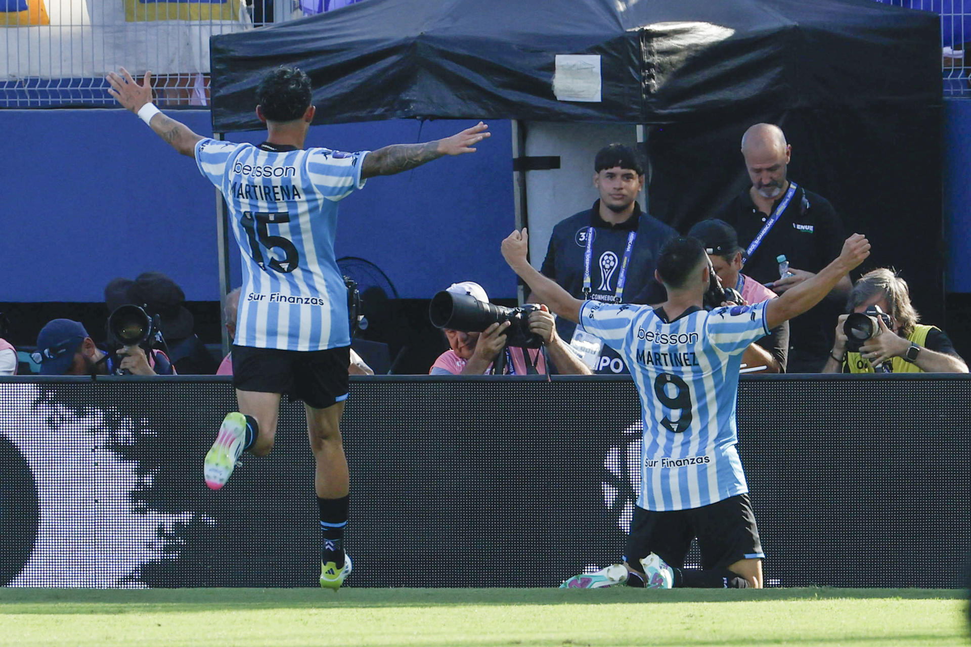 El ariete Adrián 'Maravilla' Martínez amplió con su gol la ventaja de Racing sobre Cruzeiro en la final de la Copa Sudamericana jugada en el estadio asunceno General Pablo Rojas. EFE/ Mauricio Dueñas Castañeda
