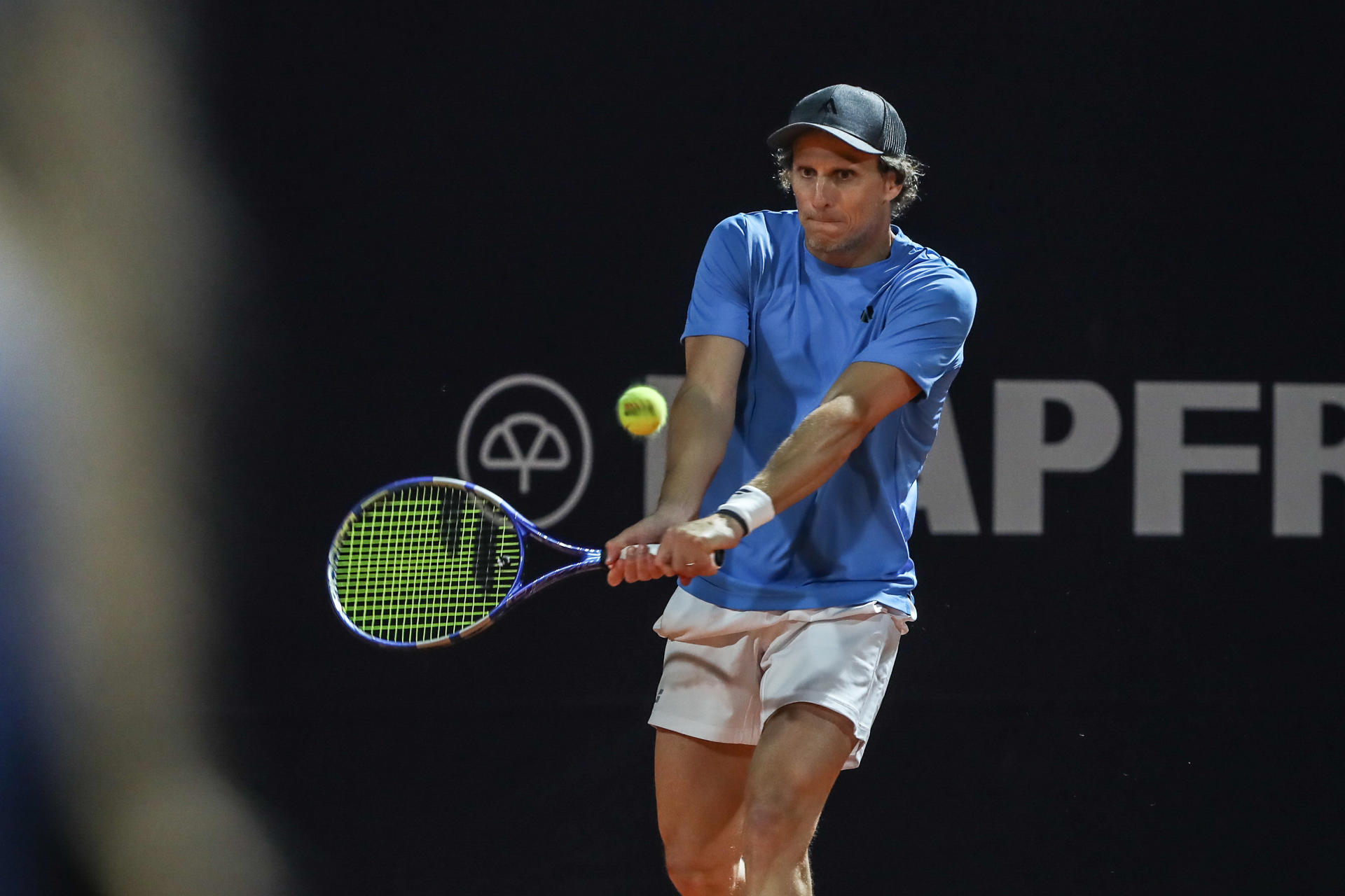 Diego Forlan devuelve una pelota durante un partido de tenis del Uruguay Open con Diego Forlán y Federico Coria ante Boris Arias y Federico Zeballos en Montevideo (Uruguay). EFE/ Sofía Torres
