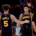 Jalen Johnson (d), de los Hawks, celebra junto a Dyson Daniels. EFE/EPA/ERIK S. LESSER