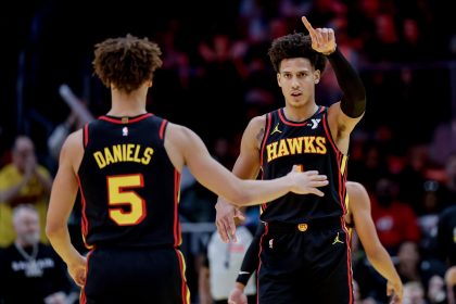 Jalen Johnson (d), de los Hawks, celebra junto a Dyson Daniels. EFE/EPA/ERIK S. LESSER