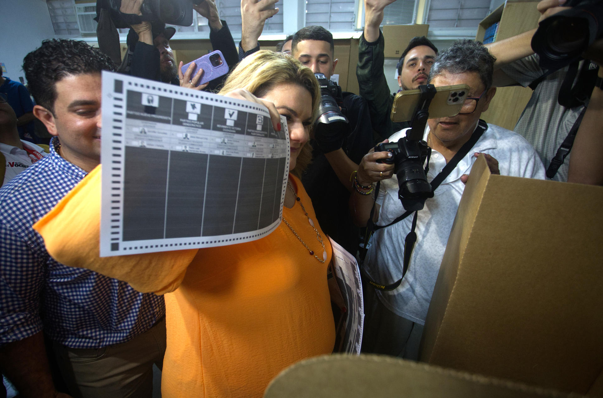 La candidata a la Gobernación de Puerto Rico por el Partido Nuevo Progresista (PNP), Jenniffer González, muestra una papeleta de votación en el centro de votación instalado en la escuela Salvador Brau , este martes, en Carolina (Puerto Rico). EFE/ Thais Llora
