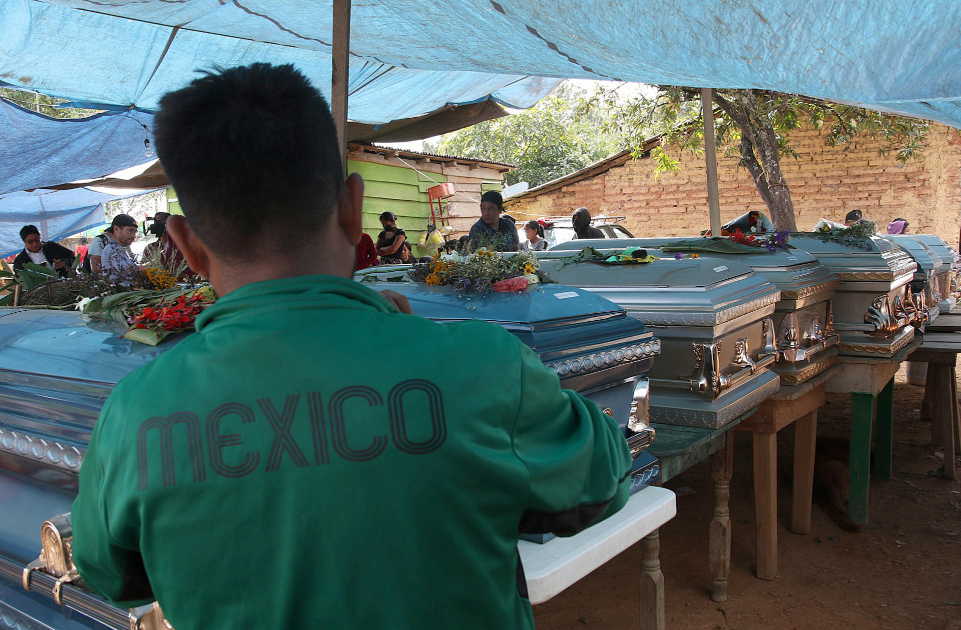 Familiares y amigos de las 11 víctimas encontradas en un vehículo la noche del pasado miércoles, asisten a un funeral colectivo este sábado en la comunidad de Chautipan, municipio de Chilpancingo en el estado de Guerrero (sur de México). EFE/José Luis de la Cruz
