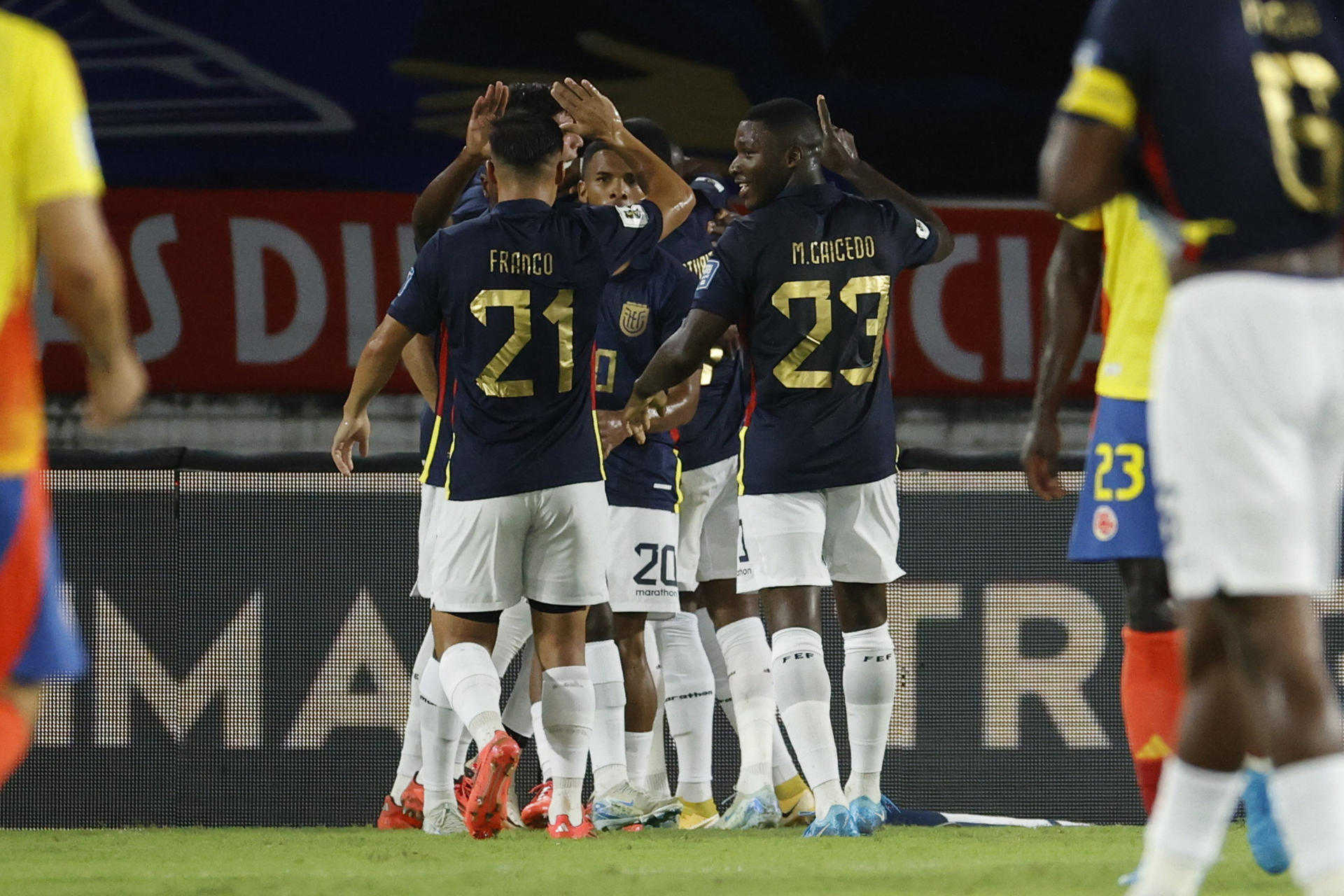 Jugadores de Ecuador fueron registrados este martes, 19 de noviembre, al celebrar un gol que Enner Valencia le anotó a Colombia, durante un partido de la fecha 12 de las eliminatorias sudamericanas al Mundial FIFA de 2026, en el estadio Metropolitano de Barranquilla (Colombia). EFE/Mauricio Dueñas
