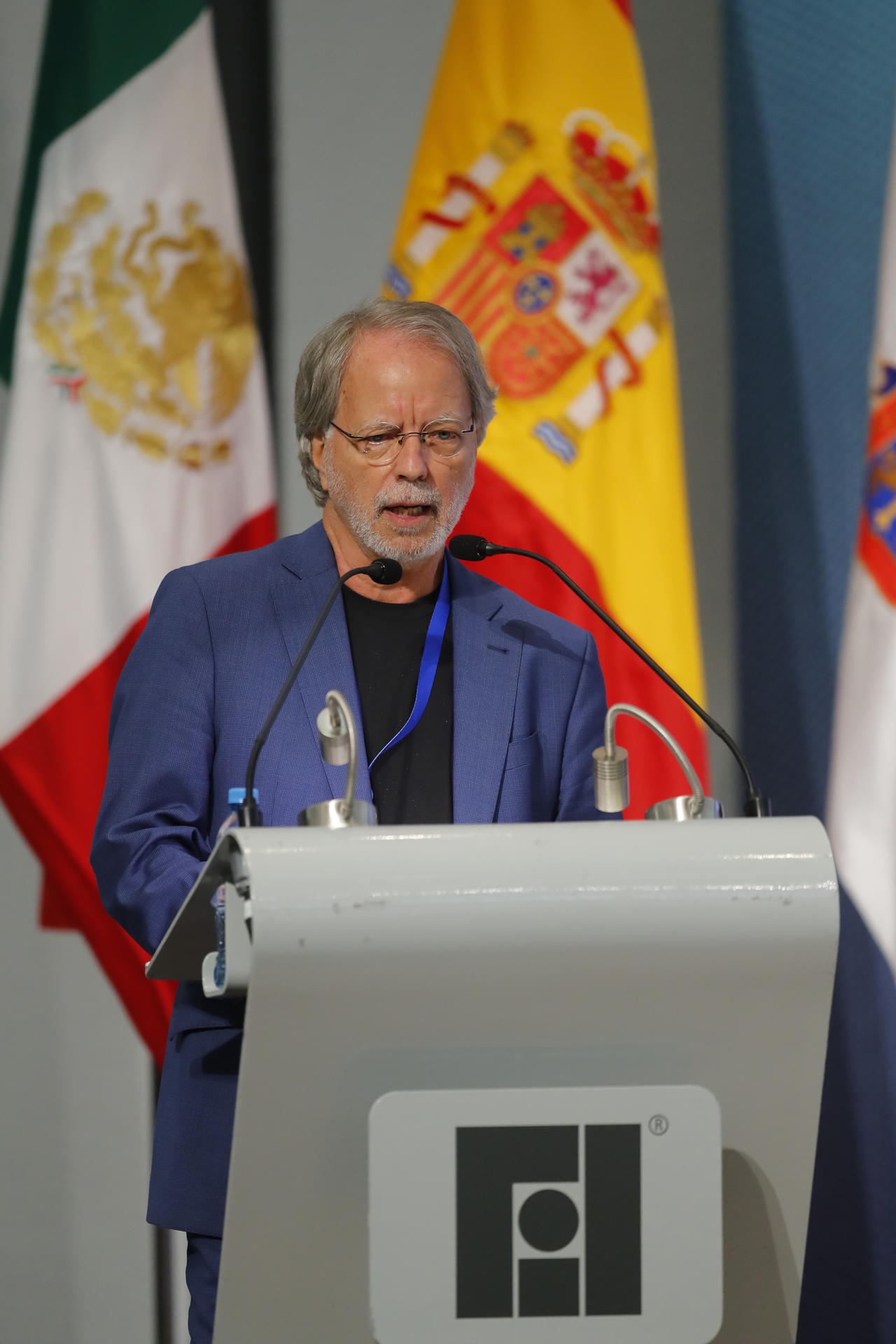 El escritor de Mosanbique Mia Couto habla durante la inauguración de la 38 edición de la Feria Internacional del Libro (FIL) de Guadalajara, este sábado en Guadalajara (México). EFE/ Francisco Guasco
