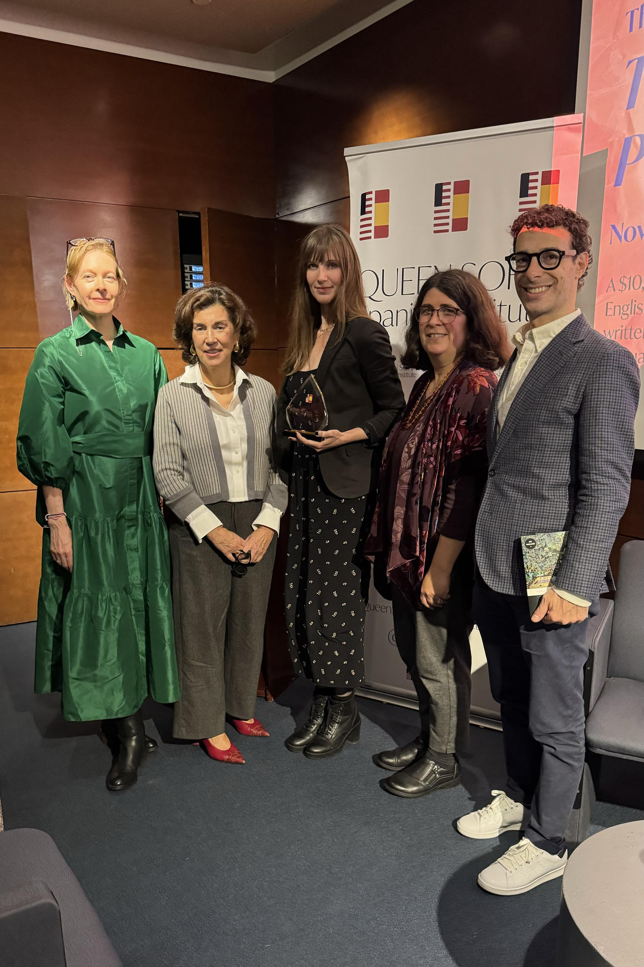 Fotografía cedida por Queen Sofía Spanish Institute donde aparecen Samantha Schnee (i), editora fundadora y presidenta del patronato de la organización Words Without Borders; Begonia Santos, directora ejecutiva del Instituto Español Reina Sofía (2i); la traductora Heather Cleary (c); Amalia Gladhart, traductora y profesora de la Universidad de Oregón (2d), y John Siliciano, editor ejecutivo de Penguin Classics, en Nueva York (Estados Unidos). EFE/ Queen Sofía Spanish Institute / SOLO USO EDITORIAL/ SOLO DISPONIBLE PARA ILUSTRAR LA NOTICIA QUE ACOMPAÑA (CRÉDITO OBLIGATORIO)