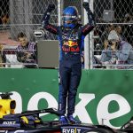 El piloto neerlandés Max Verstappen, de Red Bull Racing, festeja la consecución del campeonato mundial después de finalizar el Gran Premio de Fórmula Uno de Las Vegas. EFE/EPA/SHAWN THEW