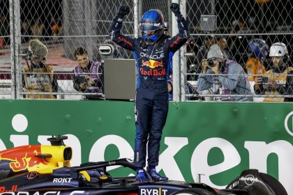 El piloto neerlandés Max Verstappen, de Red Bull Racing, festeja la consecución del campeonato mundial después de finalizar el Gran Premio de Fórmula Uno de Las Vegas. EFE/EPA/SHAWN THEW