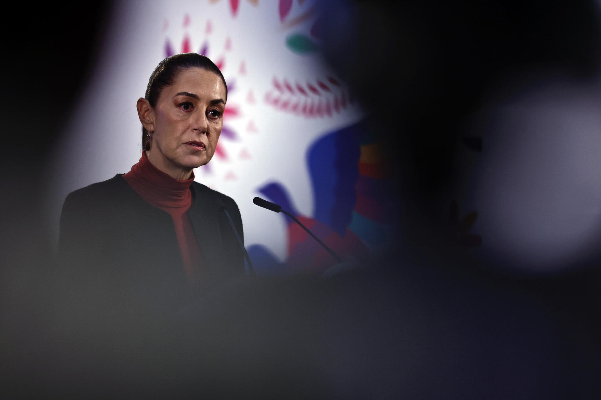 La presidenta de México, Claudia Sheinbaum, habla durante su conferencia de prensa matutina este lunes, en el Palacio Nacional en la Ciudad de México (México). EFE/ Sáshenka Gutiérrez
