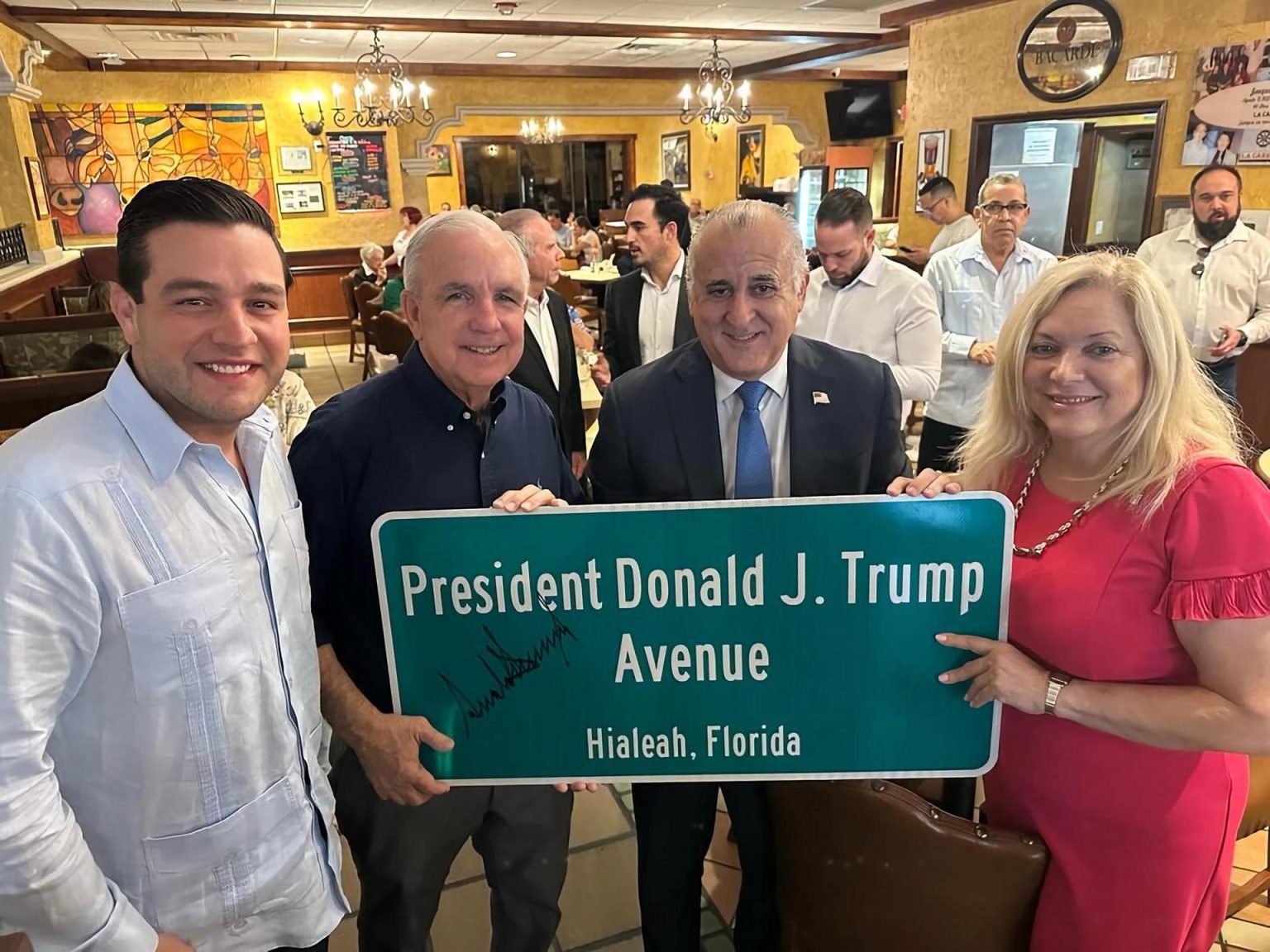 Fotografía tomada de una publicación en la cuenta oficial de la red social Instagram del congresista por Florida Carlos Gimenez (2i) donde aparece junto al alcalde Hialeah, esteban Bovo Jr. (2i); la exrepresentante estatal Alina García, y el concejal por el distrito 6 del condado de Miami-Dade, Kevin Marino (i), mientras sostienen la placa que designa una avenida con el nombre del presidente electo de Estados Unidos, Donald Trump. EFE/ Instagram Carlos Gimenez / SOLO USO EDITORIAL/ SOLO DISPONIBLE PARA ILUSTRAR LA NOTICIA QUE ACOMPAÑA (CRÉDITO OBLIGATORIO)