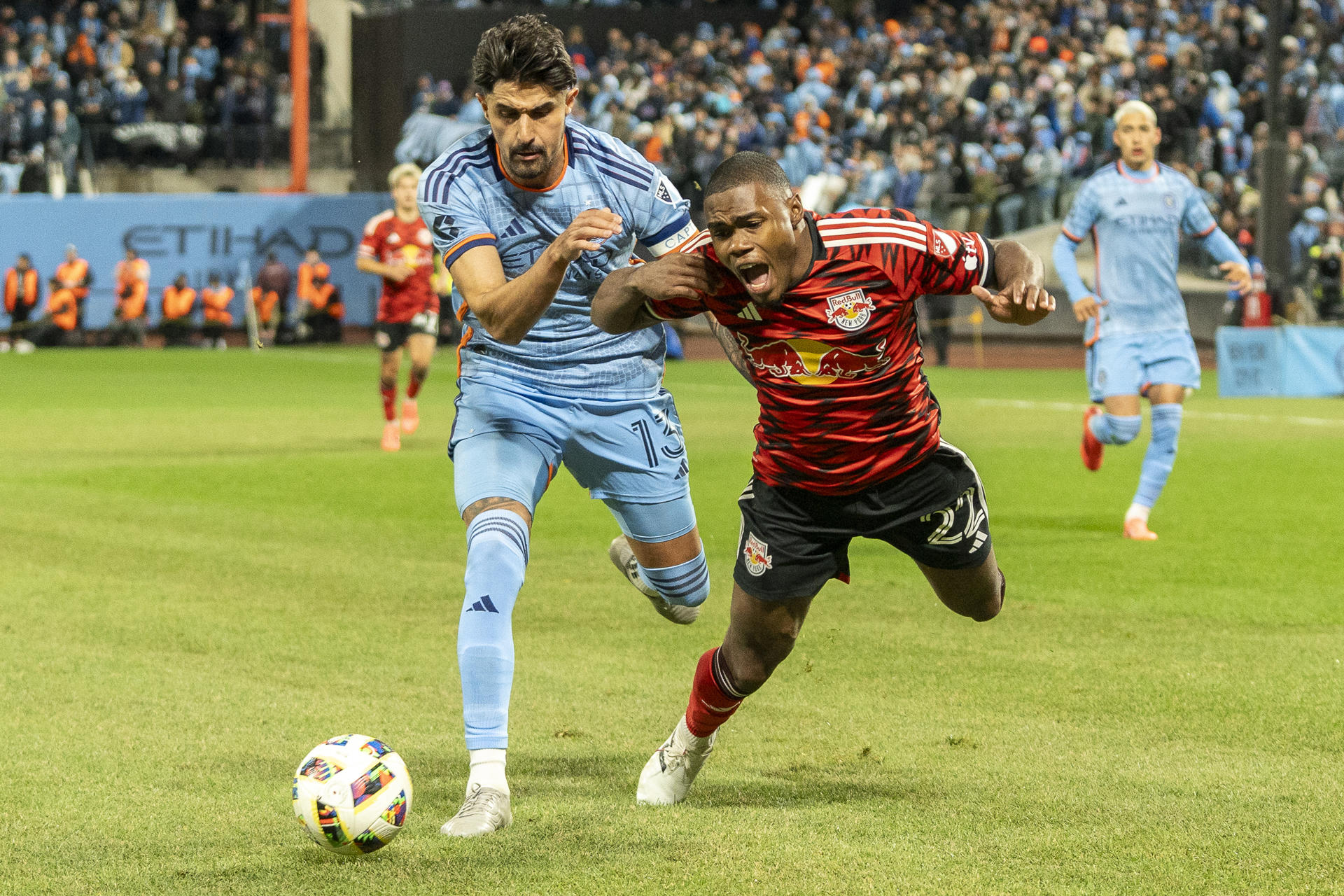 Thiago Martins (i) de New York City, disputa el balón con Serge Ngoma de New York Red Bulls durante el partido de semifinales de la Conferencia Este de la MLS jugado en el Citi Field de Nueva York. EFE/Ángel Colmenares
