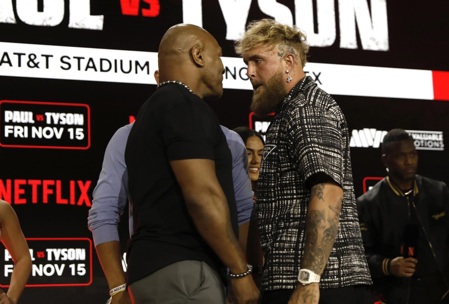 El exboxeador estadounidense Myke Tyson (i) y el boxeador y youtuber Jake Paul (d), en una imagen de archivo. EFE/EPA/Peter Foley