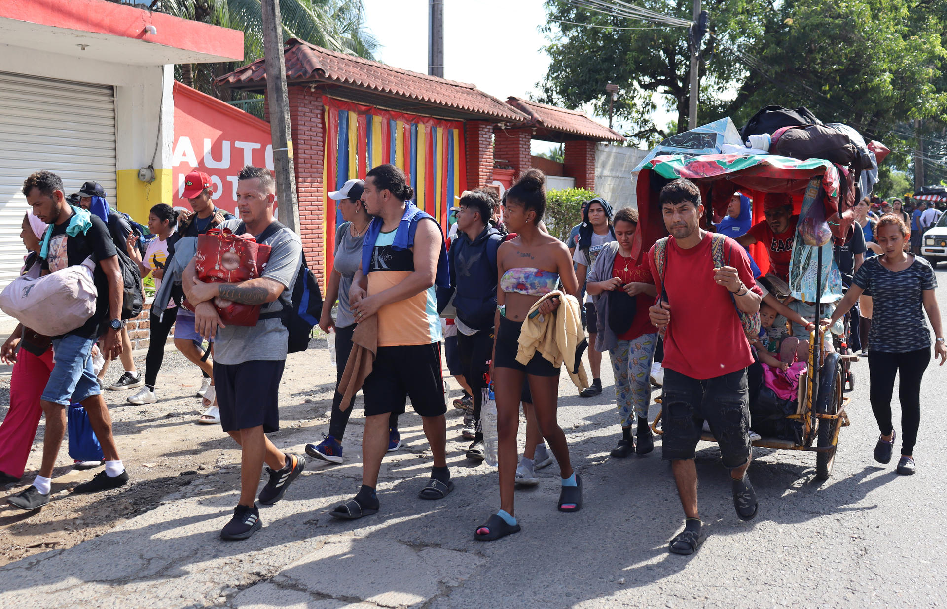 Migrantes caminan en caravana este sábado rumbo a Estados Unidos, en el municipio de Tapachula en Chiapas (México). EFE/Juan Manuel Blanco
