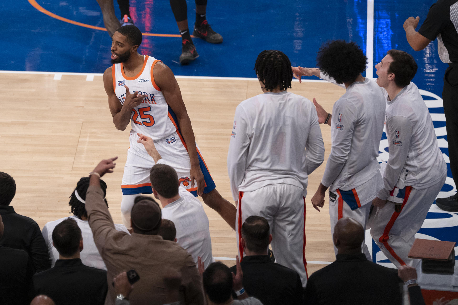 Mikail Bridges (i) de los Knicks celebra ante los Nets durante el juego de NBA entre New York Knicks y Brooklyn Nets este domingo, en el Madison Square Garden en Nueva York (EE.UU.). EFE/ Ángel Colmenares
