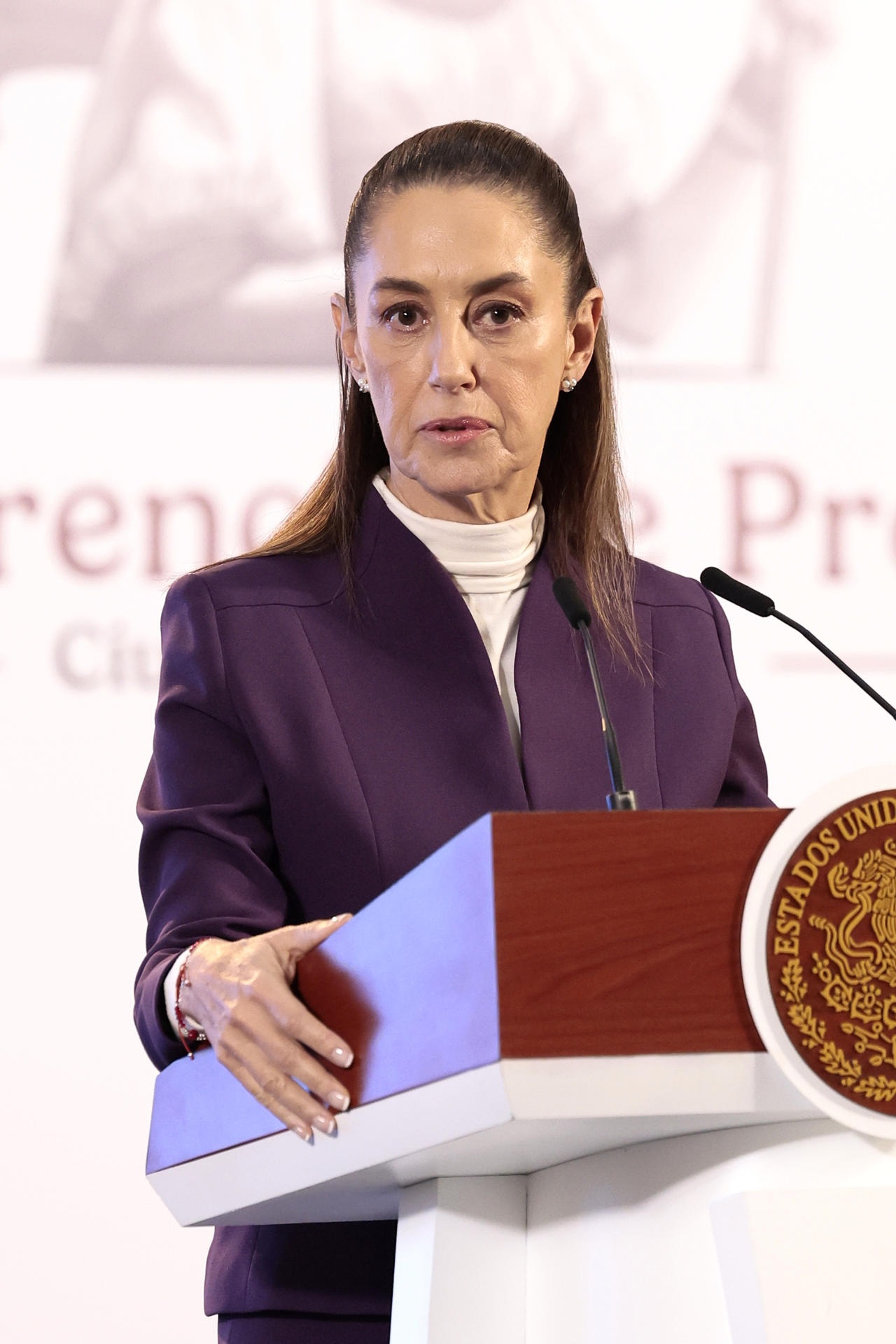 La presidenta de México, Claudia Sheinbaum, participa durante su conferencia de prensa matutina este lunes, en Palacio Nacional de Ciudad de México (México). EFE/José Méndez
