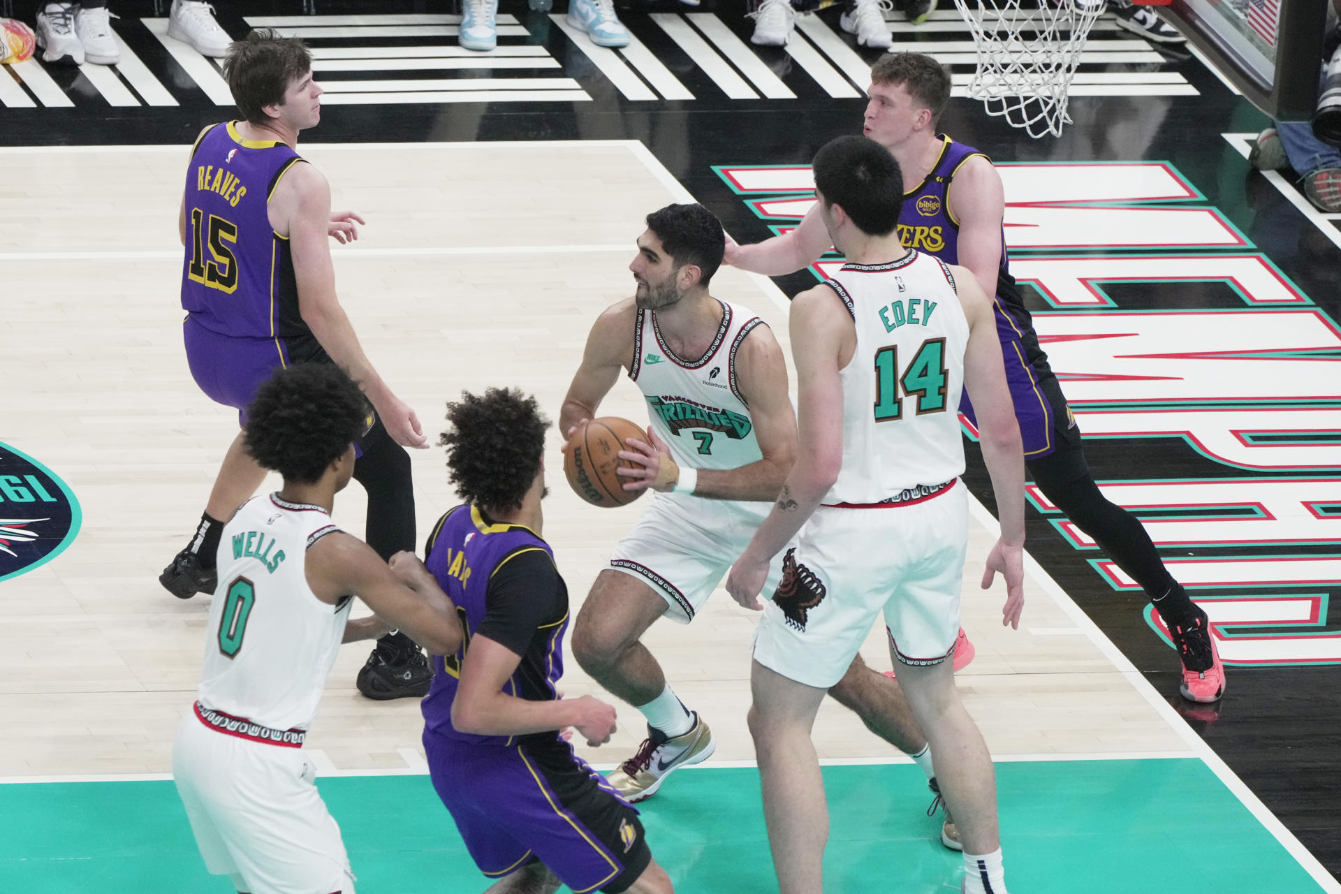 El alero Santi Aldama (c) de Grizzlies gana un rebote ante el escolta Austin Reaves (i) de los Lakers, durante el partido entre Memphis Grizzlies y Los Angeles Lakers, en el FedEx Forum en Memphis, Tennesse (Estados Unidos).EFE/ Karen Pulfer Focht
