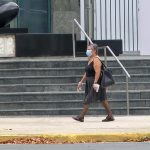 Una mujer que viste una máscara camina en una calle en San Juan, Puerto Rico. Imagen de archivo. EFE/Jorge Muñiz