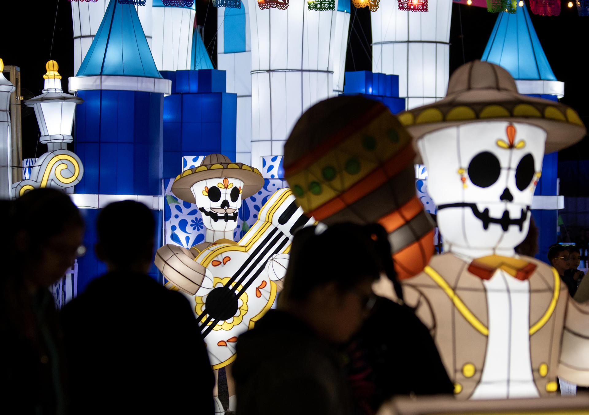 Personas asisten a la inauguración del festival Luztopía este jueves, en el municipio de San Pedro Garza García (México). EFE/ Miguel Sierra
