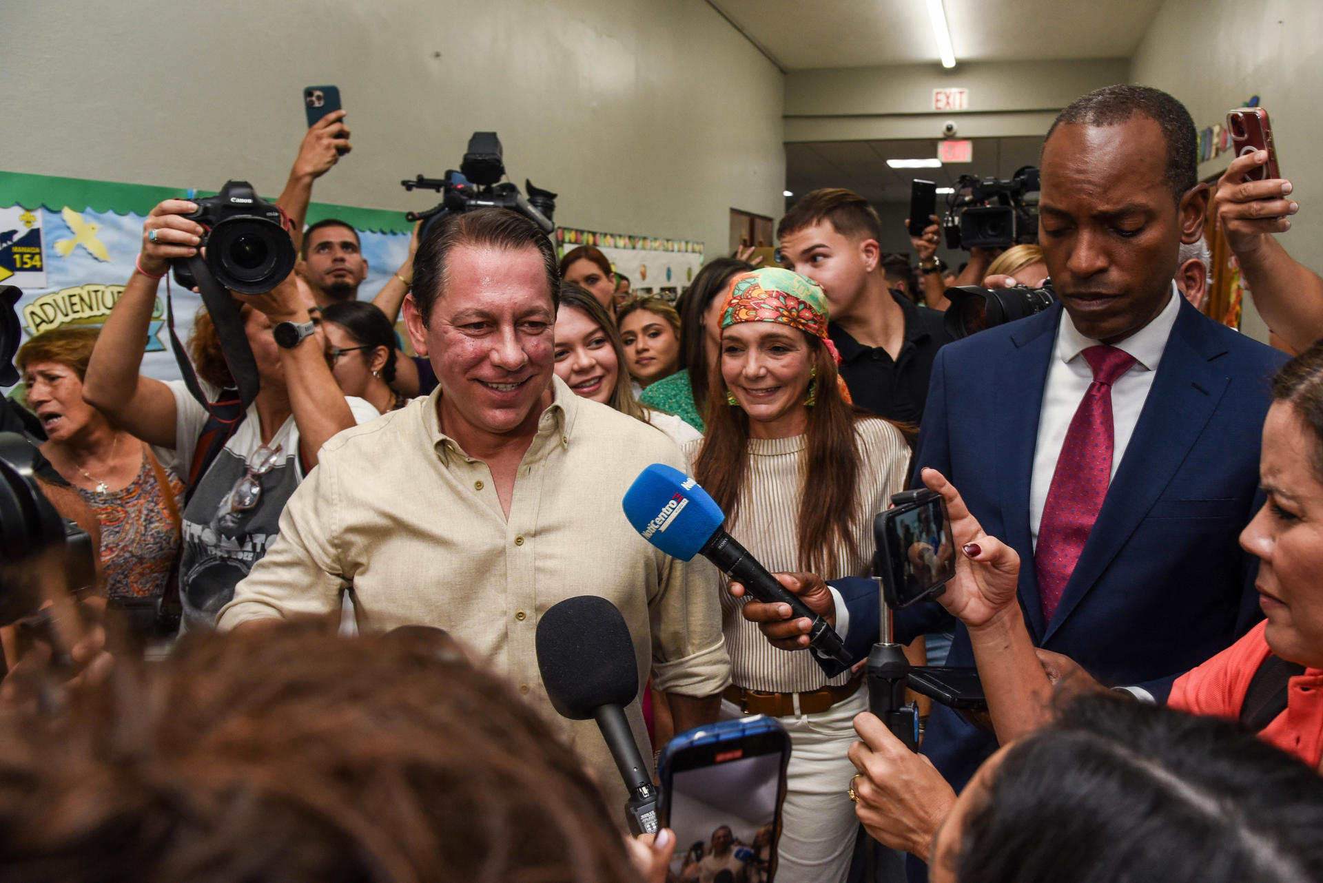 El candidato a la gobernación de Puerto Rico por la Alianza formada por el Partido Independentista Puertorriqueño (PIP) y el Movimiento Victoria Ciudadana (MVC), Juan Dalmau (ci), responde las preguntas de los periodistas, este martes en el Centro Cedin, en San Juan (Puerto Rico). EFE/Enid M. Salgado
