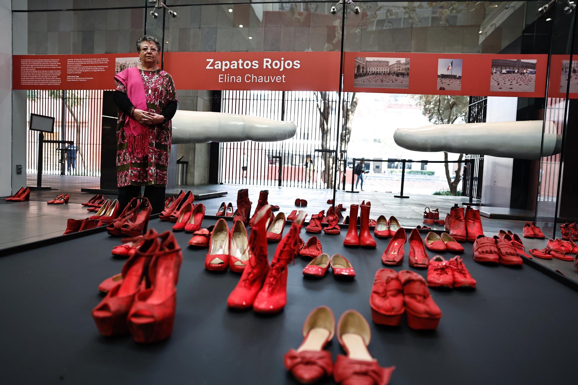 La artista mexicana, Elina Chauvet, posa durante una entrevista con EFE, junto a la exposición 'Zapatos Rojos' este jueves, en Ciudad de México (México). EFE/Sáshenka Gutiérrez
