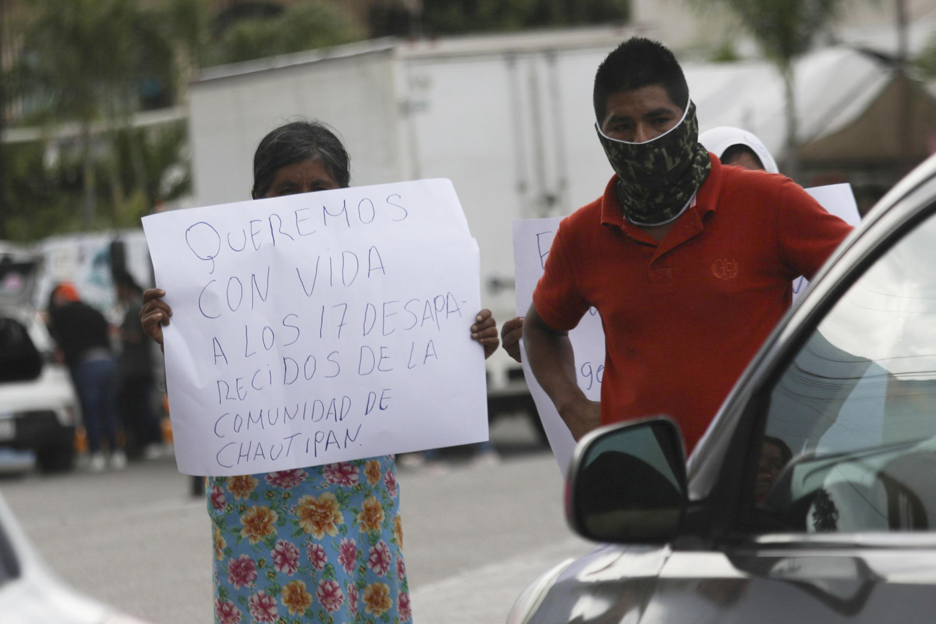 Algunas personas protestan por la desaparición de 17 personas, este viernes en Chilpancingo (México). EFE/José Luis de la Cruz
