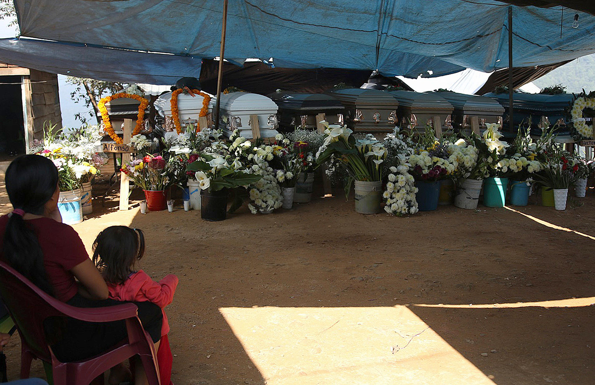 Familiares y amigos de las 11 víctimas encontradas en un vehículo la noche del pasado miércoles, realizan un funeral colectivo este sábado en la comunidad de Chautipan, municipio de Chilpancingo en el estado de Guerrero (sur de México). EFE/José Luis de la Cruz
