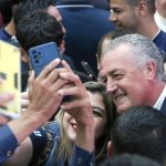 El técnico de la selección de Paraguay, Gustavo Alfaro, se toma fotos con los asistentes a la conferencia "Liderazgo y desarrollo humano. EFE/Nina Osorio