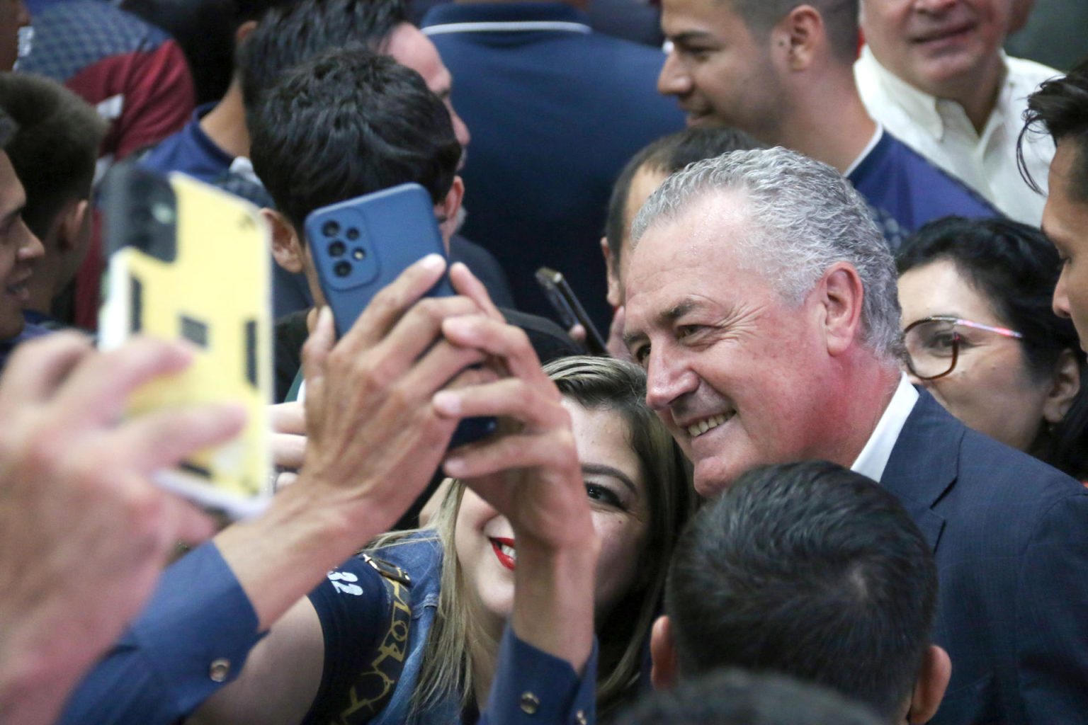 El técnico de la selección de Paraguay, Gustavo Alfaro, se toma fotos con los asistentes a la conferencia "Liderazgo y desarrollo humano. EFE/Nina Osorio