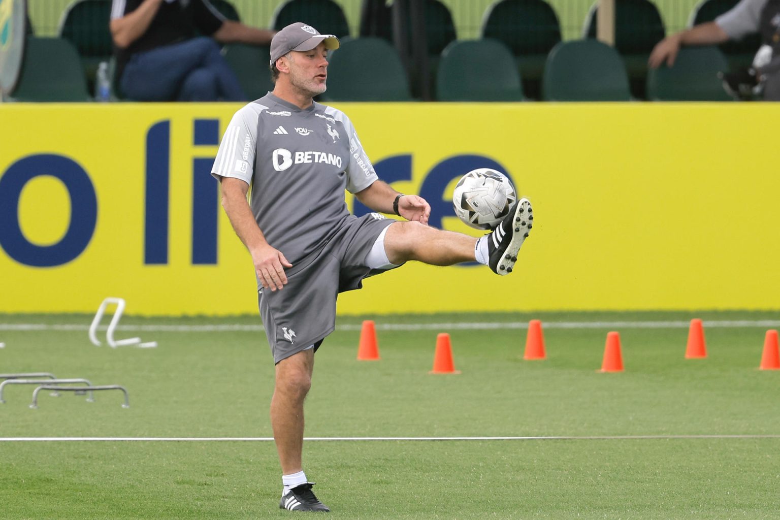 El entrenador de Atlético Mineiro, Gabriel Milito, en el predio del Club Defensa y Justicia en Buenos Aires (Argentina). EFE/Juan Ignacio Roncoroni