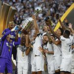 Jugadores de Botafogo celebran con el trofeo al ganar la Copa Libertadores. EFE/ Antonio Lacerda