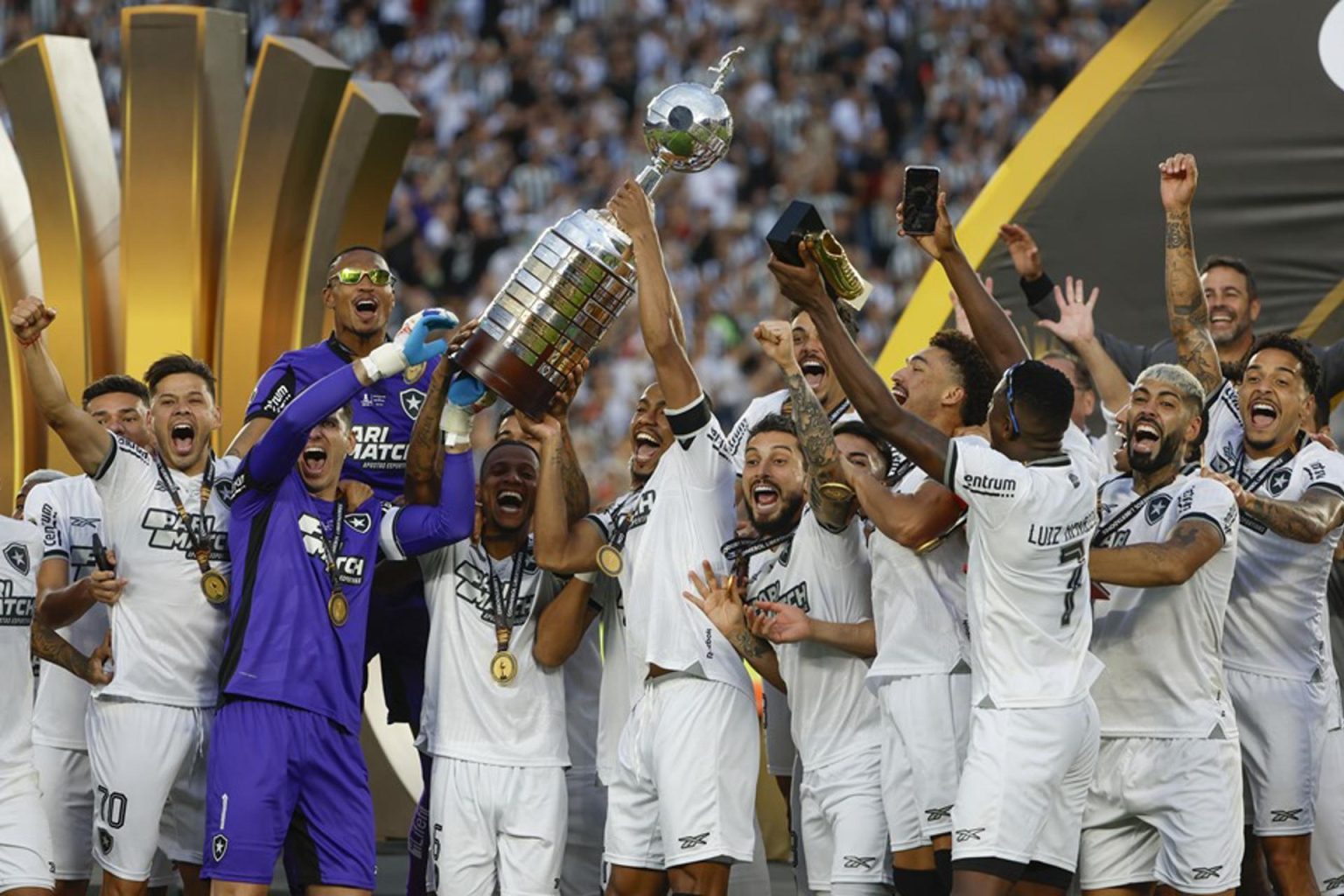 Jugadores de Botafogo celebran con el trofeo al ganar la Copa Libertadores. EFE/ Antonio Lacerda