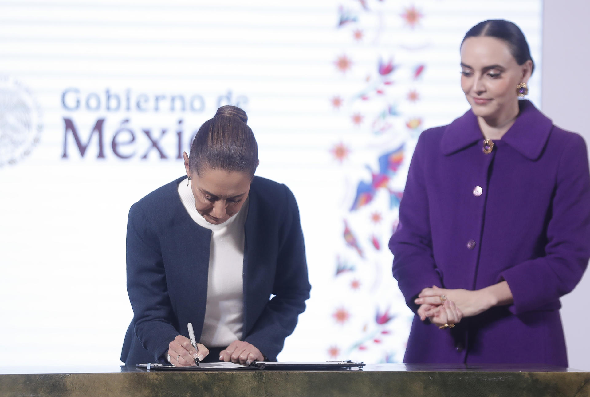 La presidenta de México, Claudia Sheinbaum (i), y la coordinadora del Consejo Asesor Empresarial, Altagracia Gómez, participan este miércoles, en una conferencia de prensa en Palacio Nacional, en Ciudad de México (México). EFE/ Isaac Esquivel
