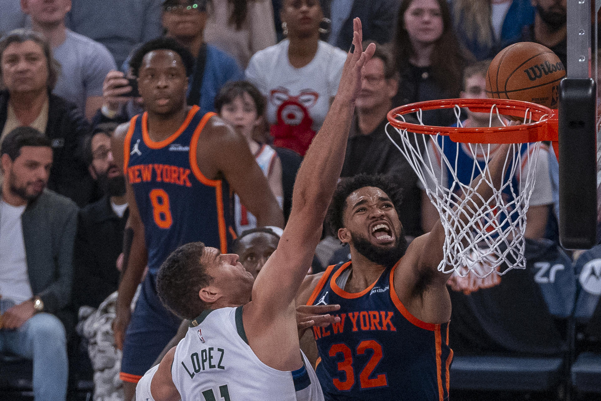 Karl-Anthony Towns (d) de los Knicks lanza a canasta sobre la marca de Brook Lopez de Milwaukee durante el partido de la NBA entre New York Knicks y Milwaukee Bucks en el Madison Square Garden. EFE/ Angel Colmenares
