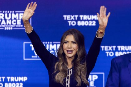 Fotografía de archivo del 14 de octubre de 2024 de la gobernadora de Dakota del Sur, Kristi Noem, saludando durante un evento de campaña en el Greater Philadelphia Expo Center & Fairgrounds de Oaks, Pensilvania (Estados Unidos). EFE/ Shawn Thew