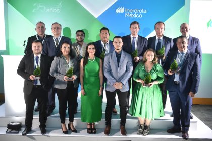 Premiados posan durante la quinta edición de los Premios al Proveedor del año 2024 Ciudad de México (México). EFE/ Iberdrola México