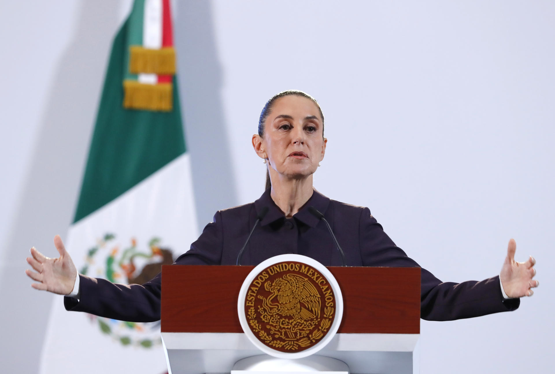 La presidenta de México, Claudia Sheinbaum, habla durante su conferencia de prensa este jueves en el Palacio Nacional de la Ciudad de México (México). EFE/ Mario Guzmán
