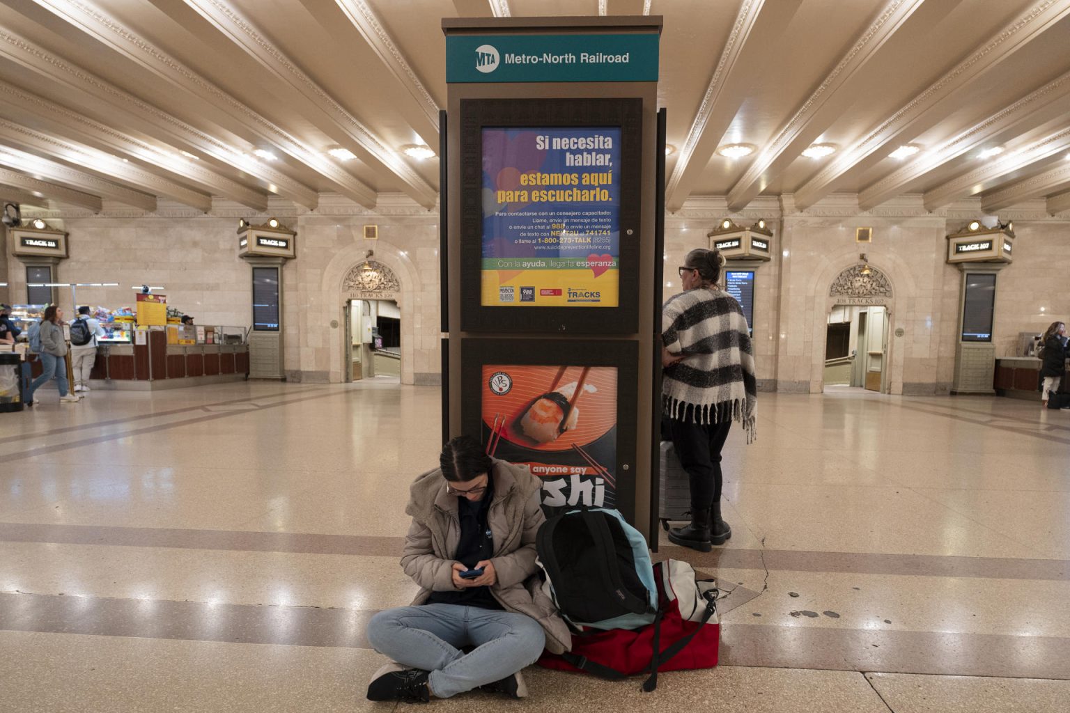 Una persona espera la llegada de un tren este miércoles en la estación Gran Central de Nueva York (EE.UU.). EFE/Ángel Colmenares