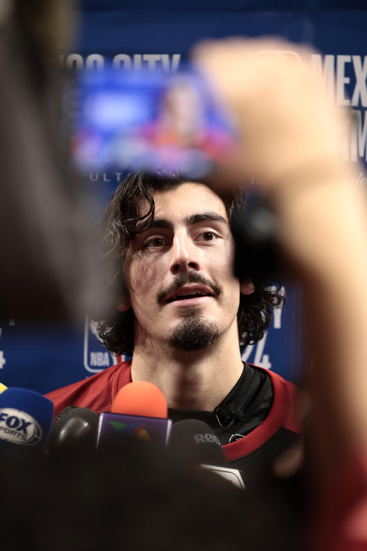 El jugador de Miami Heat, Jaime Jaquez Jr., habla con la prensa durante un entrenamiento este viernes, previo al partido de temporada regular de la NBA ante los Washington Wizards, que se realizará mañana en la Arena Ciudad de México, en Ciudad de México (México). EFE/José Méndez