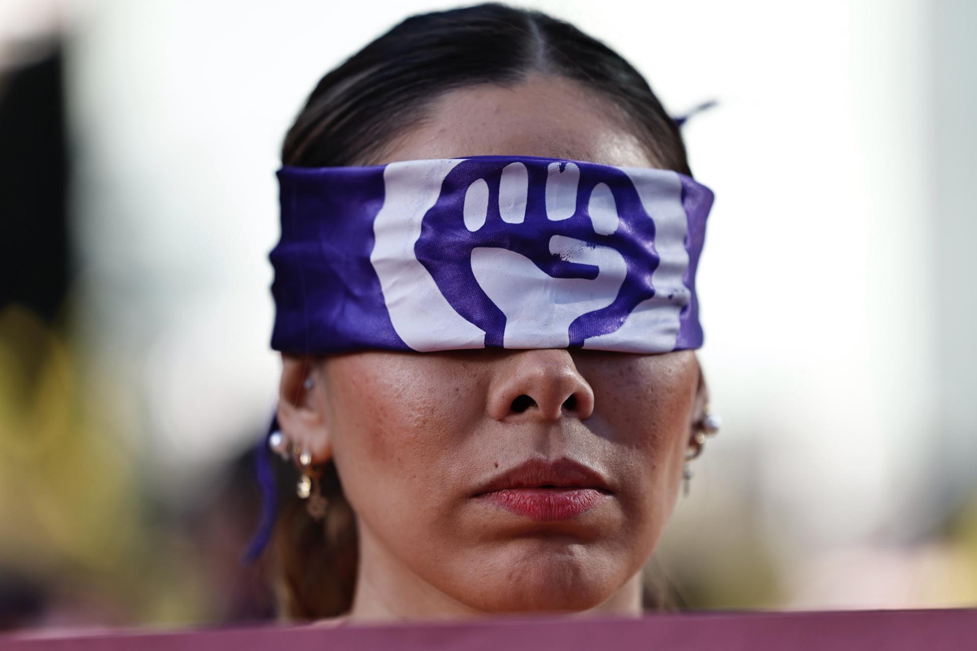 Una mujer participa en una manifestación por el Día Internacional de la Eliminación de la Violencia contra las Mujeres, este lunes en Ciudad de México (México). EFE/ Sashenka Gutiérrez
