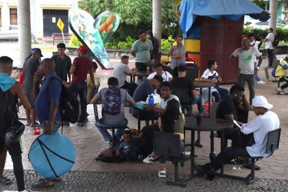 Migrantes permanecen en una plaza pública este martes, en el municipio de Tapachula en el estado de Chiapas (México). EFE/ Juan Manuel Blanco