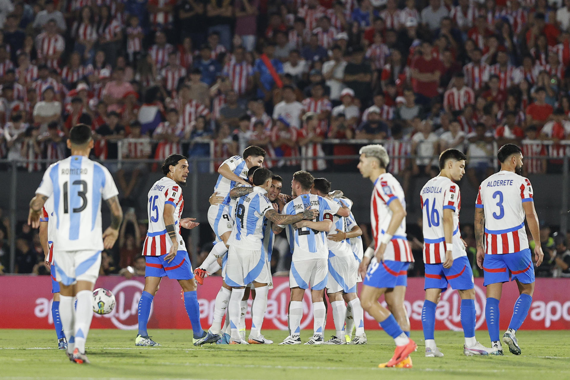 Jugadores de la selección de Argentina celebran un gol de Lautaro Martínez previo a un partido de las eliminatorias sudamericanas al Mundial de Fútbol 2026. EFE/ Juan Pablo Pino
