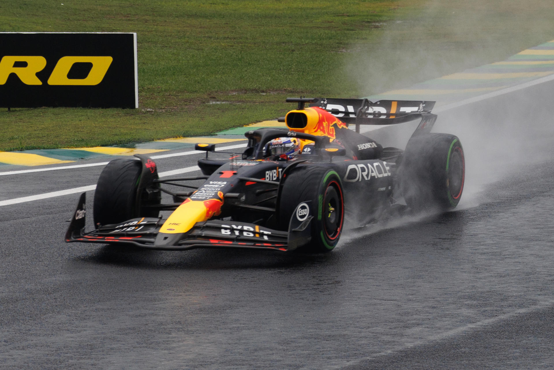 El neerlandés Max Vertapeppen, piloto de Red Bull, afianzó este dominio en la temporada de Fórmula Uno al imponerse con gran remontada en el circuito paulista de Interlagos. EFE/ Isaac Fontana
