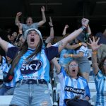 Reunidos este sábado en las tribunas del estadio Presidente Perón, en Avellaneda, para seguir a través de pantallas gigantes de televisión la final de la Copa Sudamericana, seguidores del club argentino Racing celebran uno de los tres goles infligidos a Cruzeiro en Asunción. EFE/ Enrique Garcia Medina